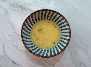 土鸡蛋提前打散备用。 