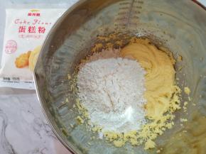 加入金龙鱼蛋糕粉。 