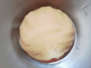 用硅胶刮铲翻拌均匀，揉成面团，放进冰箱冷藏1个小时左右，好操作。