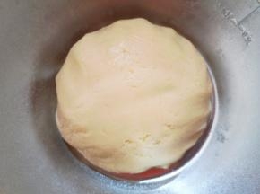 用硅胶刮铲翻拌均匀，揉成面团，放进冰箱冷藏1个小时左右，好操作。