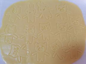 用动物饼干模具压出小动物造型。 