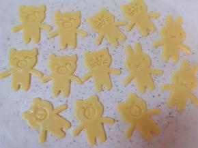 去掉多余的面团，小动物们一个个就留在了油纸上。 