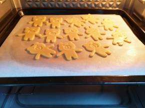 将油纸移至烤盘上，送入预热好的烤箱。 