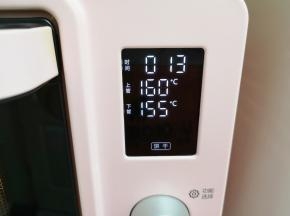 选择烤箱的“饼干”功能，上管160度下管155度烤10-13分钟。 