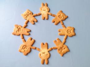 小动物们手拉手做游戏喽！ 