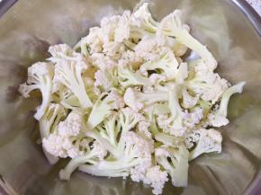 花菜切成小朵。