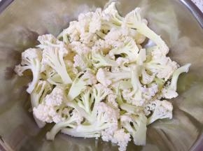 花菜切成小朵。