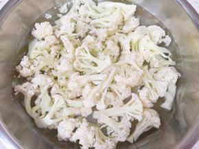 用淡盐水浸泡10分钟左右，清洗干净。