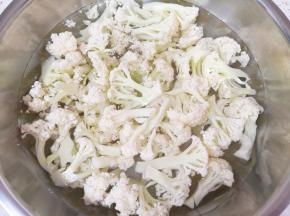 用淡盐水浸泡10分钟左右，清洗干净。