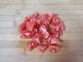 西红柿去皮切成小块。