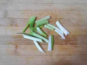 小葱洗干净切成段。