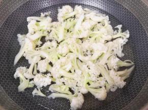 锅内放水烧开，下入花菜焯水，捞出控一下水分备用。