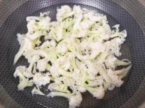 锅内放水烧开，下入花菜焯水，捞出控一下水分备用。