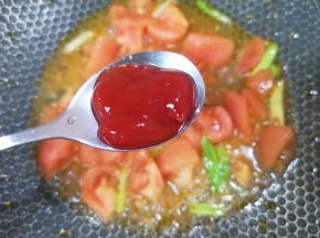 加入1勺番茄酱翻炒均匀。