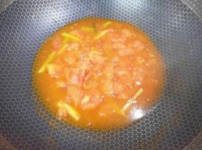 加入小半碗开水，放糖和盐调味。