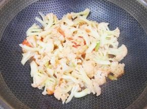 下入花菜翻炒均匀。