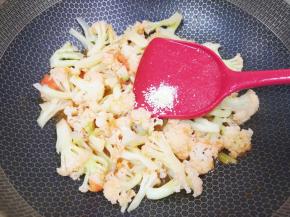 放少许鸡精增加口感。