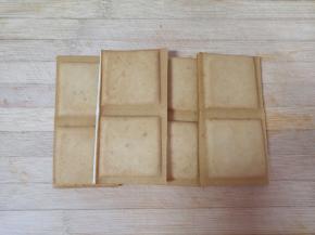 豆干冲洗一下，用厨房用纸吸干表面水分。