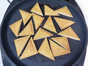 煎至两面金黄。