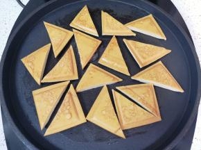 煎至两面金黄。