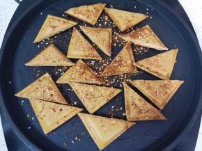 撒上孜然味的烧烤料。