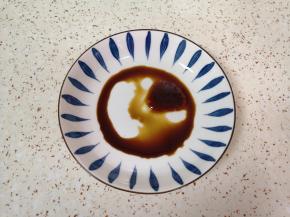 盘子里加入1勺生抽、1勺蚝油和半勺料酒。