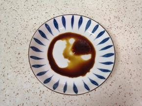 盘子里加入1勺生抽、1勺蚝油和半勺料酒。