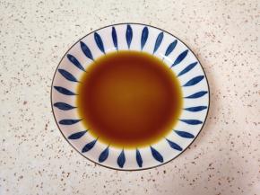 加入小半碗纯净水，根据自己的口味放盐搅拌均匀。