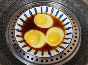 凉水放入蒸锅，水开以后转中火蒸8分钟。