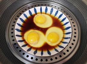 凉水放入蒸锅，水开以后转中火蒸8分钟。