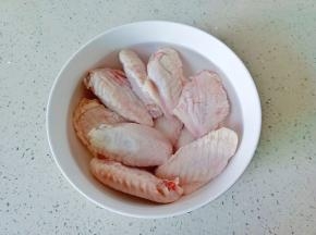 鸡翅冷水浸泡出杂质。