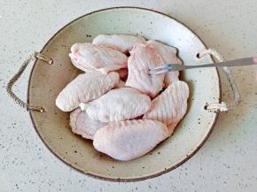 鸡翅控干水分，用叉子多扎一下。