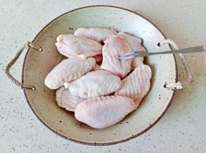 鸡翅控干水分，用叉子多扎一下。