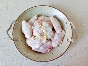 放上切好的蒜末。