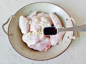 加上生抽一勺，料酒一勺。