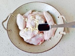 加上生抽一勺，料酒一勺。