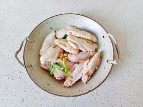 抓拌均匀腌制1小时。