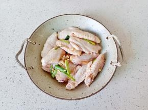 抓拌均匀腌制1小时。