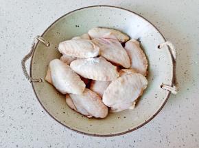 腌制好厚加一点点泡打粉拌均匀。