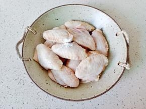 腌制好厚加一点点泡打粉拌均匀。