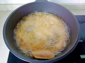 锅里多放食用油，开大火加热，插筷子快速冒泡时放入鸡翅开中火炸。