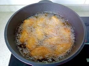 煎到鸡翅两面金黄捞出。