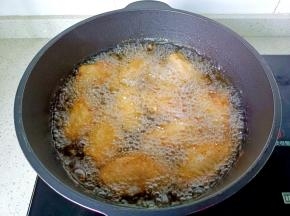 煎到鸡翅两面金黄捞出。