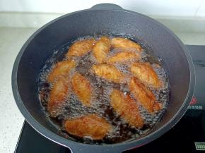 开大火，油温再次升高时放入鸡翅复炸一次。