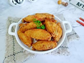 鸡翅在泡打粉的作用下，炸好的鸡翅外酥里嫩，太香了！