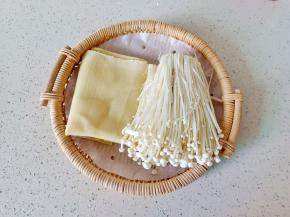 准备回豆皮与金针菇。