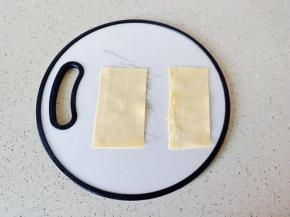 豆皮切成长条。