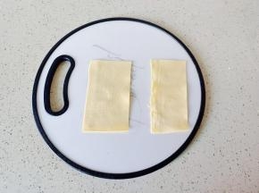 豆皮切成长条。