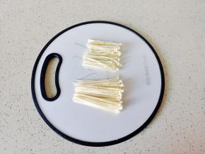 金针菇切去前面一部分。