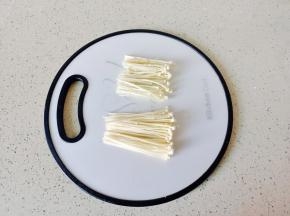 金针菇切去前面一部分。